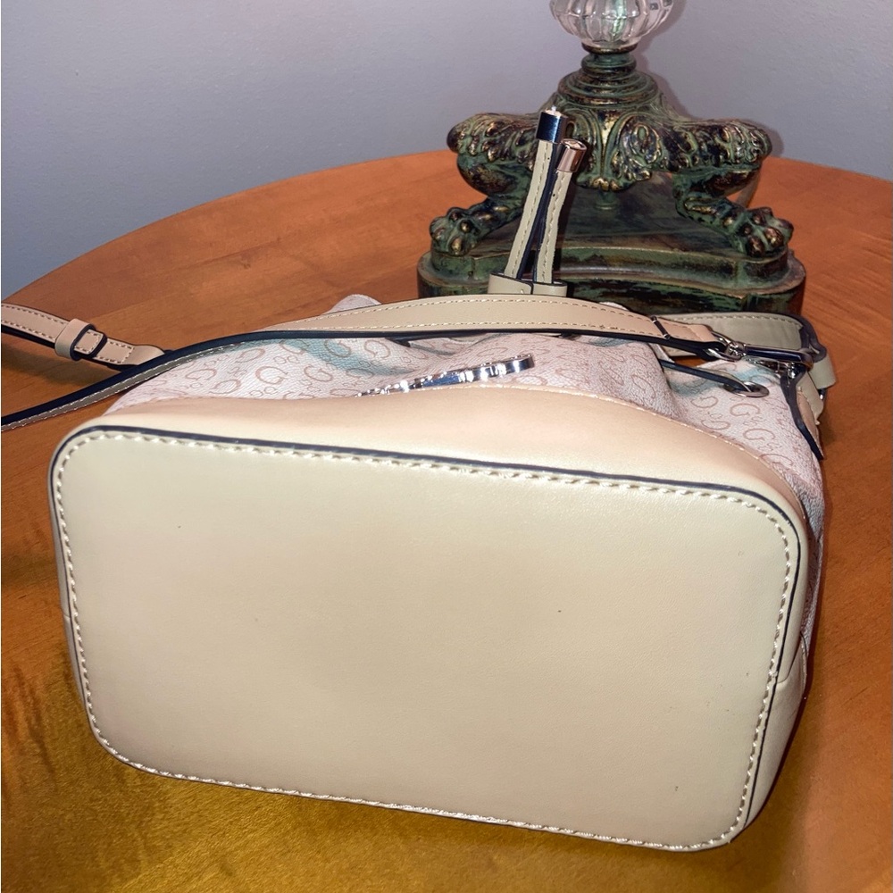 GUESS Beige & Cream Logo Bucket Bag w/Shoulder Strap - Picture 4 of 9